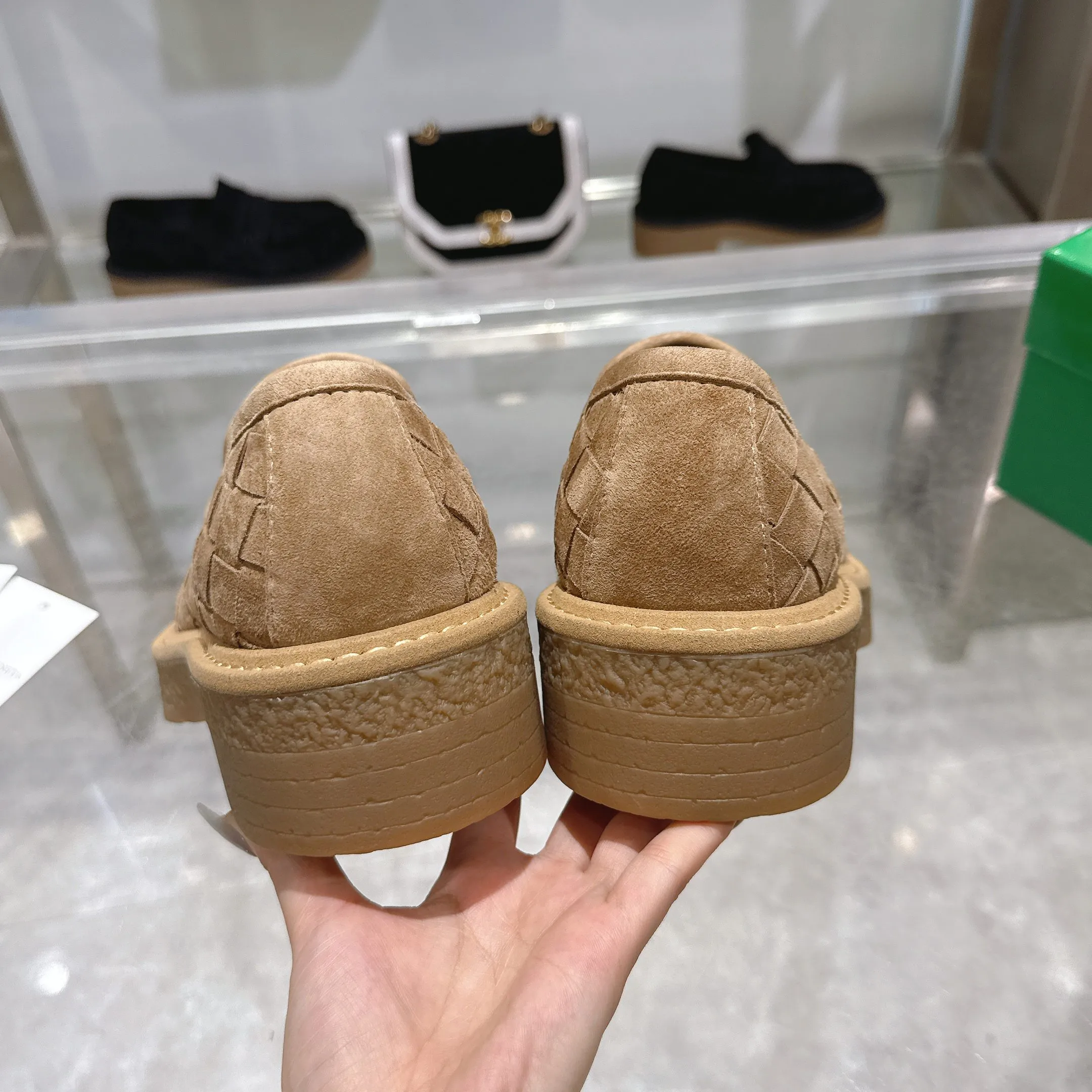 [BV] Top P: 840💰Size for couples: 35-44 (Female 40, Male 38 45, custom-made, non-returnable) Bottega Veneta classic Bottega Veneta counter model! Big square head! Woven slip-on deep-mouth shoes! Reproduction of the original board! The feet are super domineering! Original molded outsole! High-grade mercerized cow velvet! Solid color Niuli!